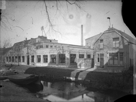 881322 Gezicht op de N.V. Utrechtsche Machinefabriek Frans Smulders (Croeselaan 20) te Utrecht, met op de voorgrond de ...